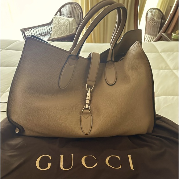 Classic Gucci tan bag with horse bit silver closure. Tan pebbled leather. - Picture 1 of 6